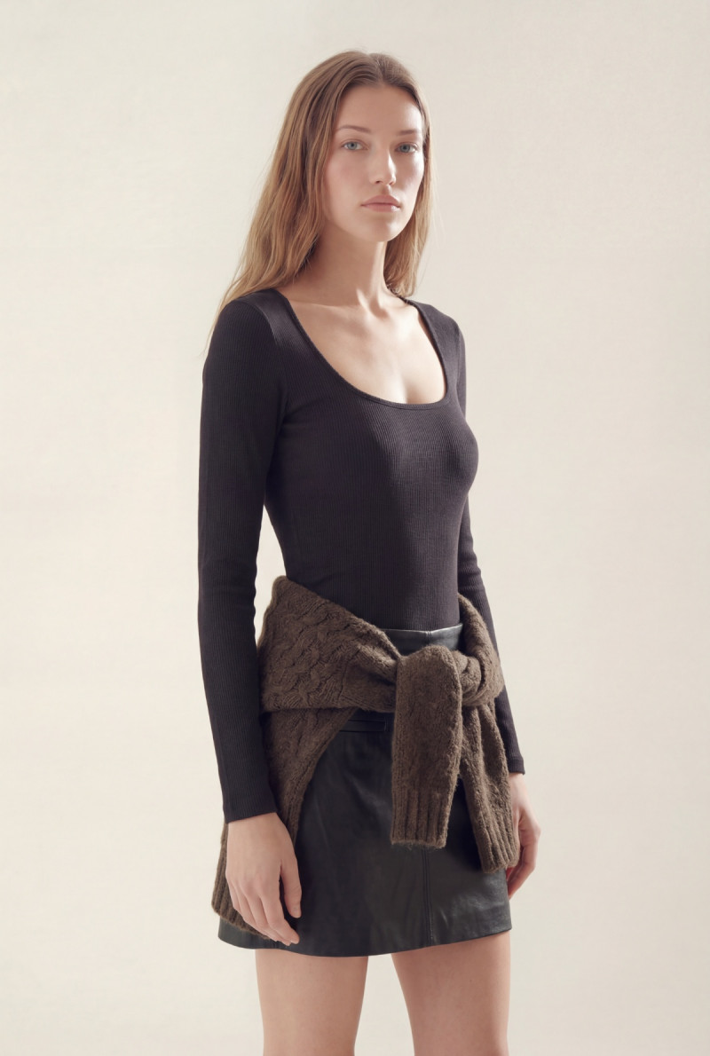 REMERA CUELLO CUADRADO KYLIE