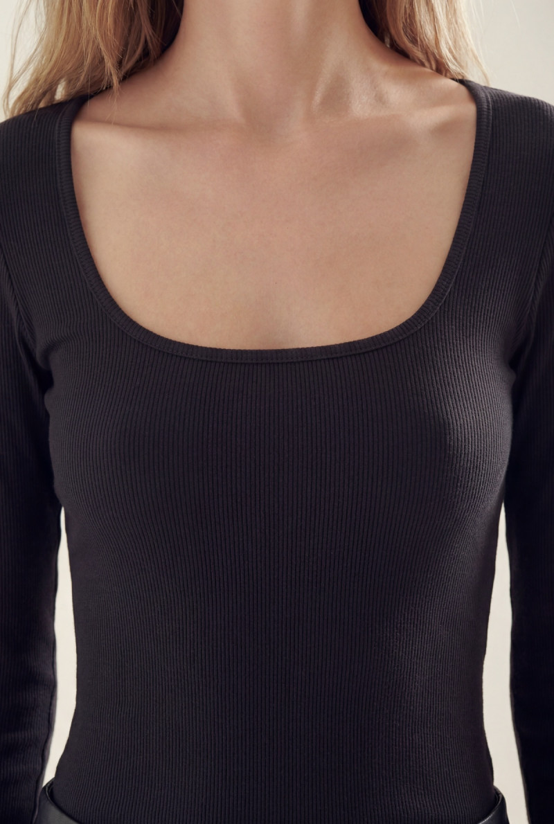 REMERA CUELLO CUADRADO KYLIE