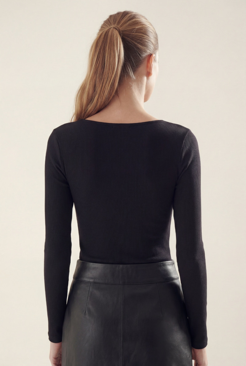 REMERA CUELLO CUADRADO KYLIE