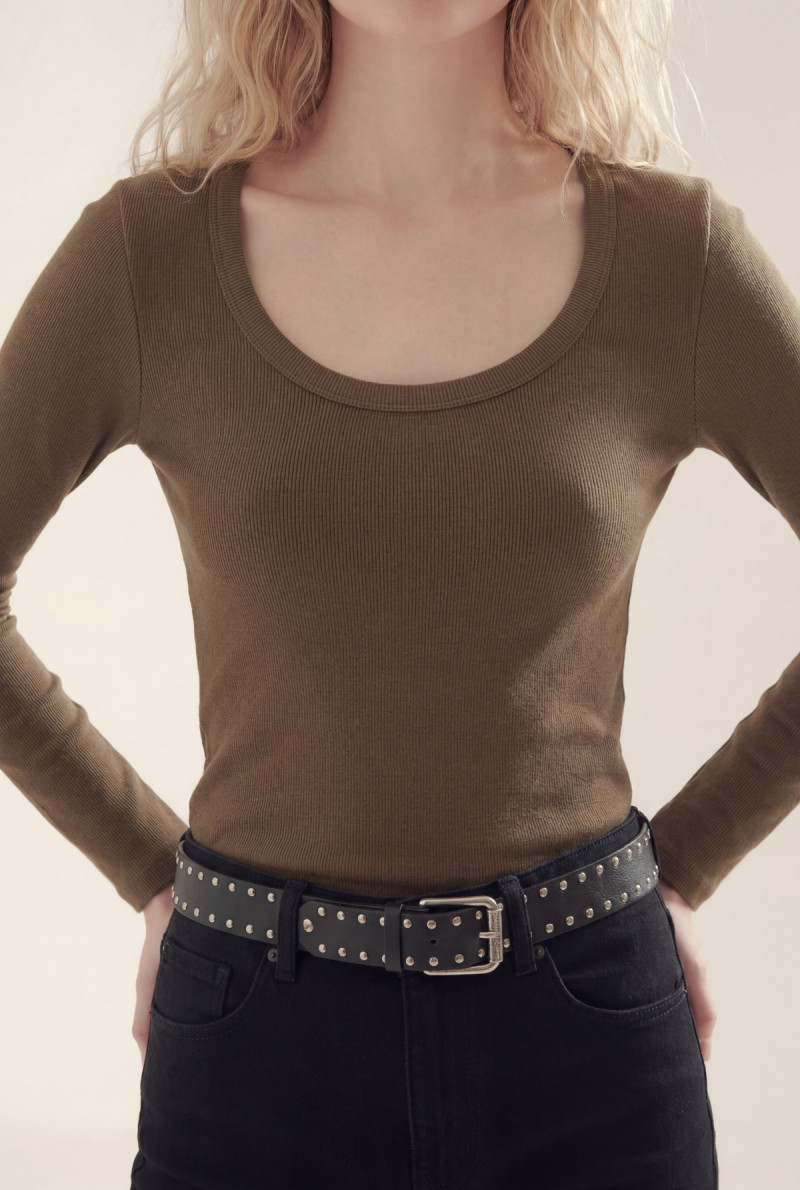 REMERA CUELLO U SIMONE