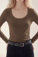 REMERA CUELLO U SIMONE