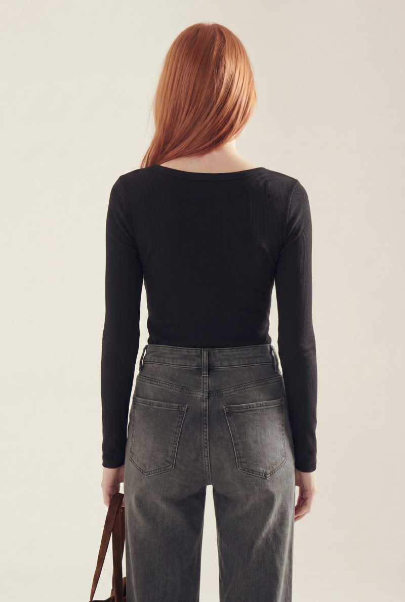 REMERA CUELLO U SIMONE