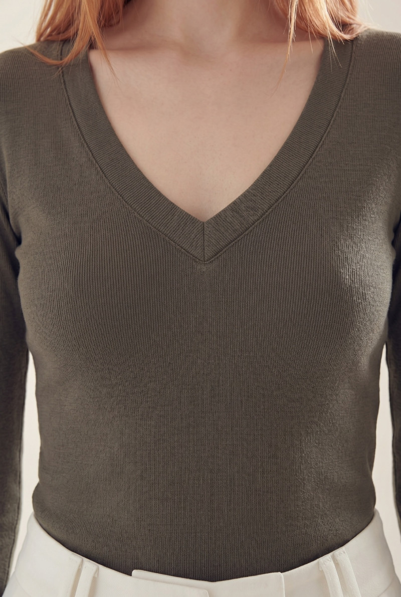 REMERA CUELLO V SIMONE