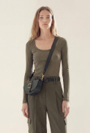 REMERA CUELLO U SIMONE