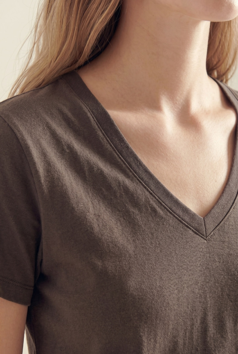 REMERA CUELLO V MANGA CORTA ALLISON