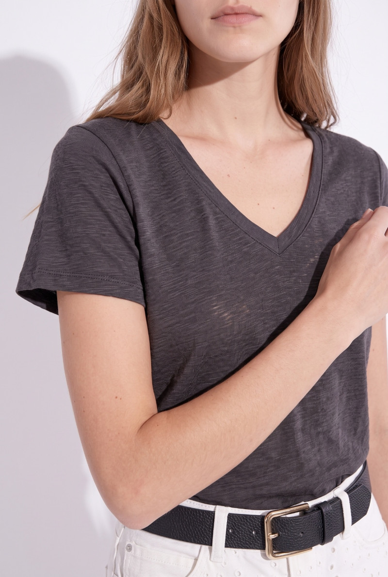REMERA ESCOTE V ARETHA