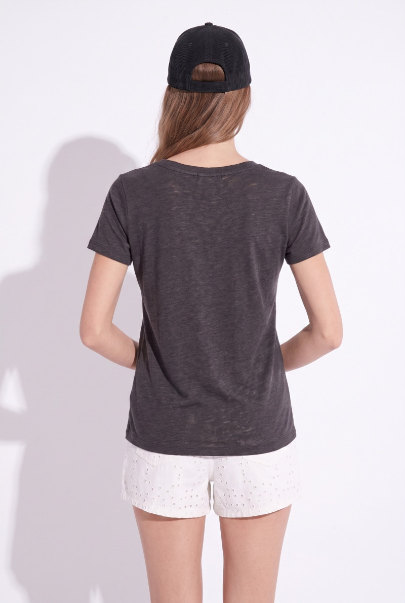 REMERA ESCOTE V ARETHA