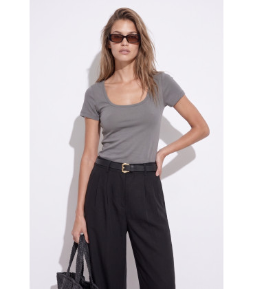REMERA ESCOTE CUADRADO IRIS