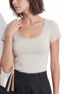REMERA ESCOTE CUADRADO IRIS