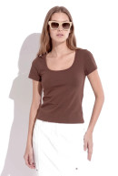 REMERA ESCOTE CUADRADO IRIS