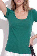 REMERA ESCOTE CUADRADO IRIS