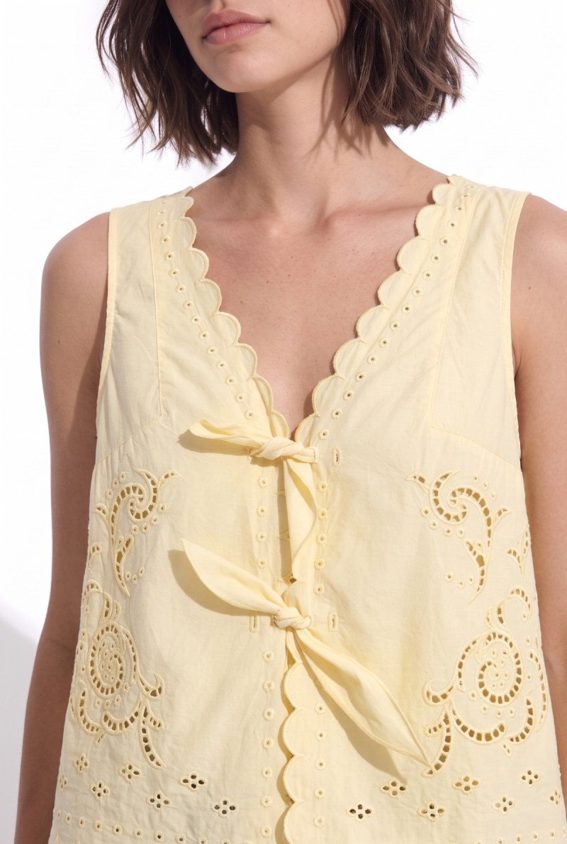 BLUSA SIN MANGAS FRESA